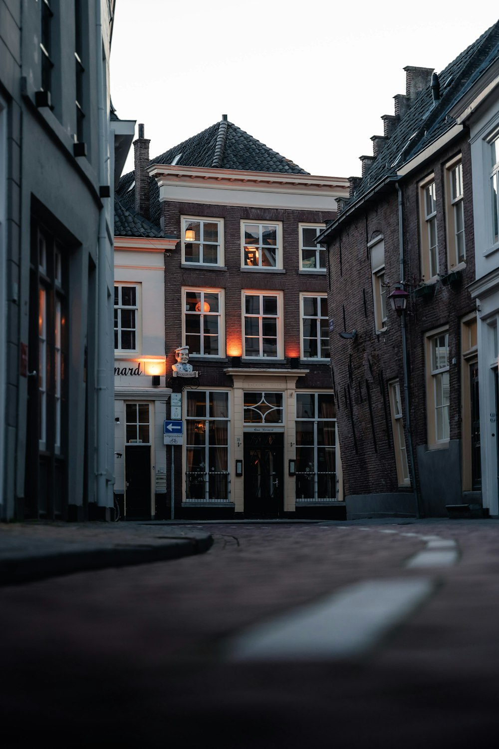 Eine Stadtstraße mit einem Gebäude im Hintergrund