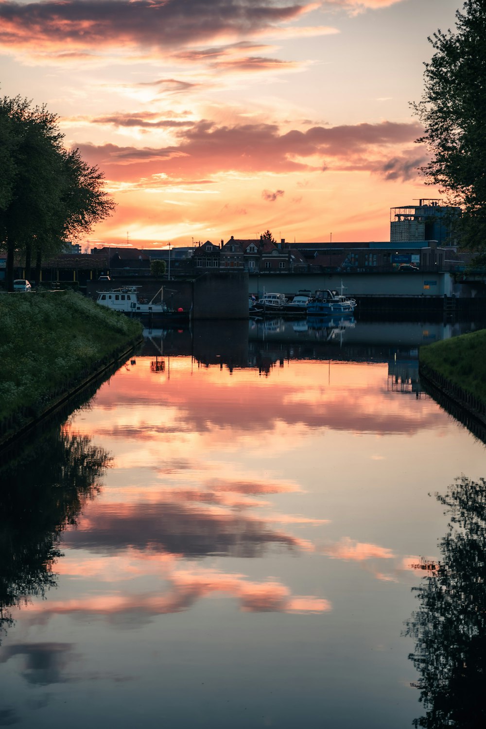 un plan d’eau avec un coucher de soleil en arrière-plan