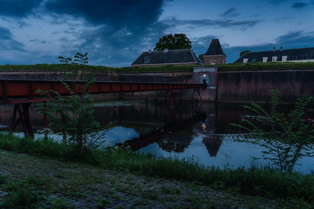 Un puente sobre un cuerpo de agua por la noche