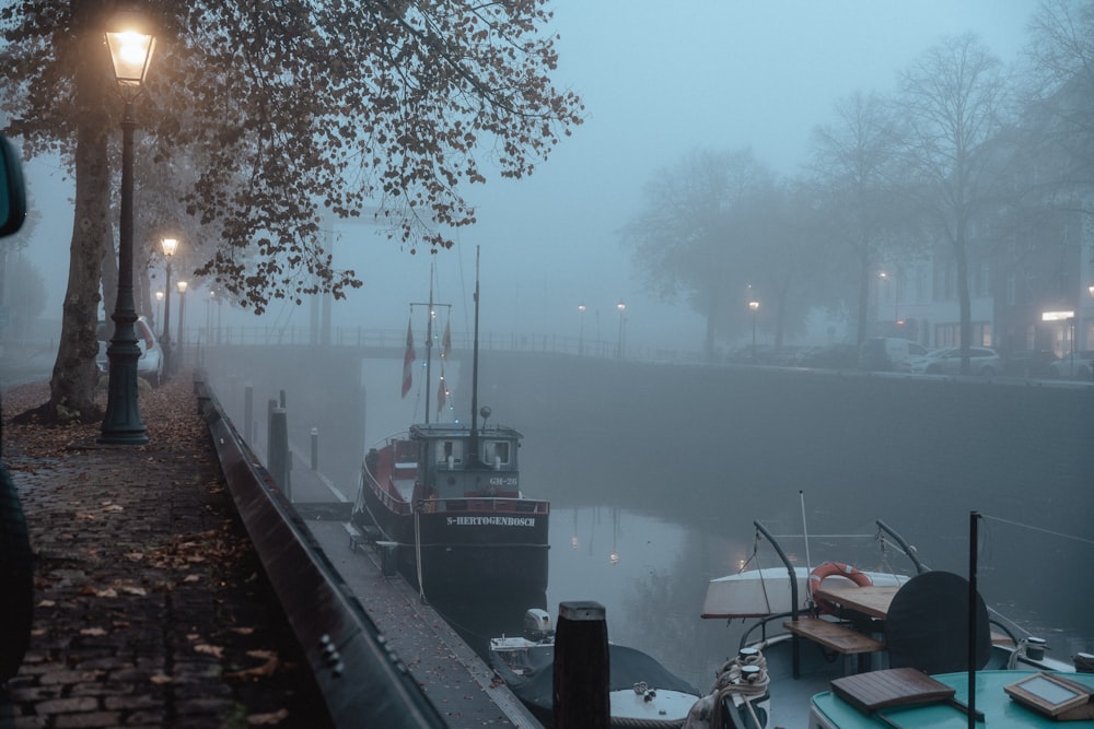 Un bateau est amarré dans un port par temps de brouillard