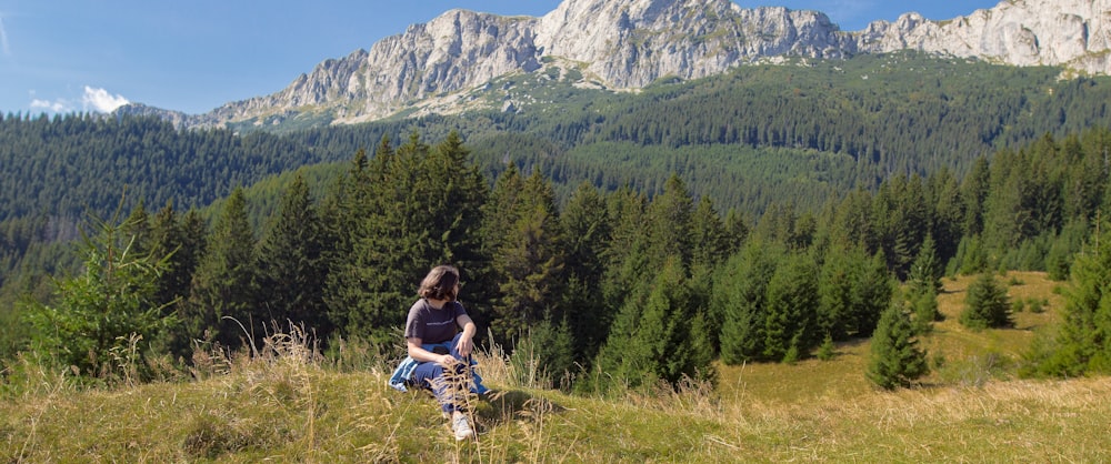 Une femme vêtue d’un haut noir se tient debout dans un champ