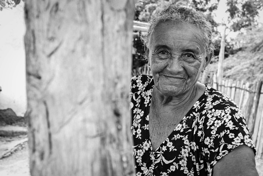 나이 든 여성의 흑백 사진