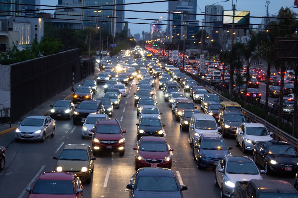 a busy city street filled with lots of traffic