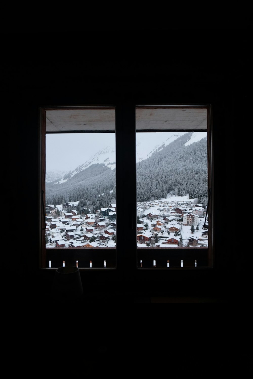 una vista fuori da una finestra di una città innevata