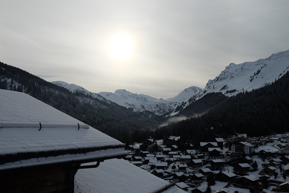 Una veduta di un villaggio tra le montagne coperto di neve