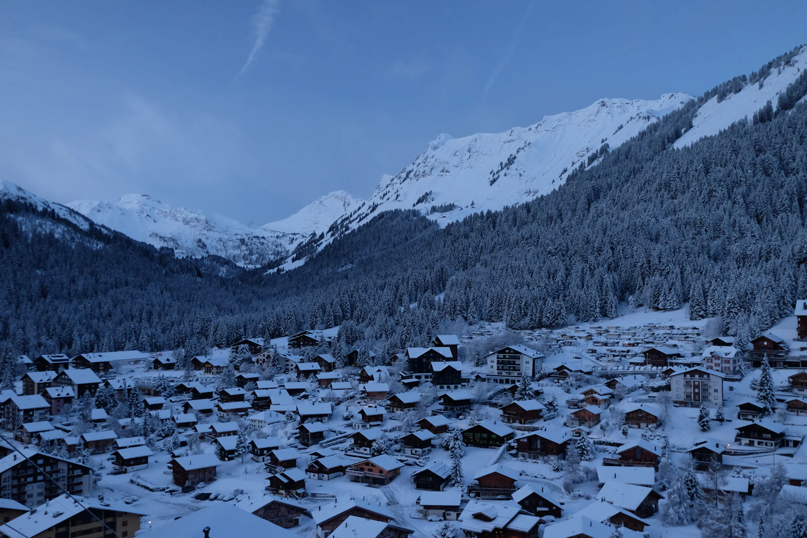 Le village de Morgins (Valais) sous la neige, au creux de son vallon