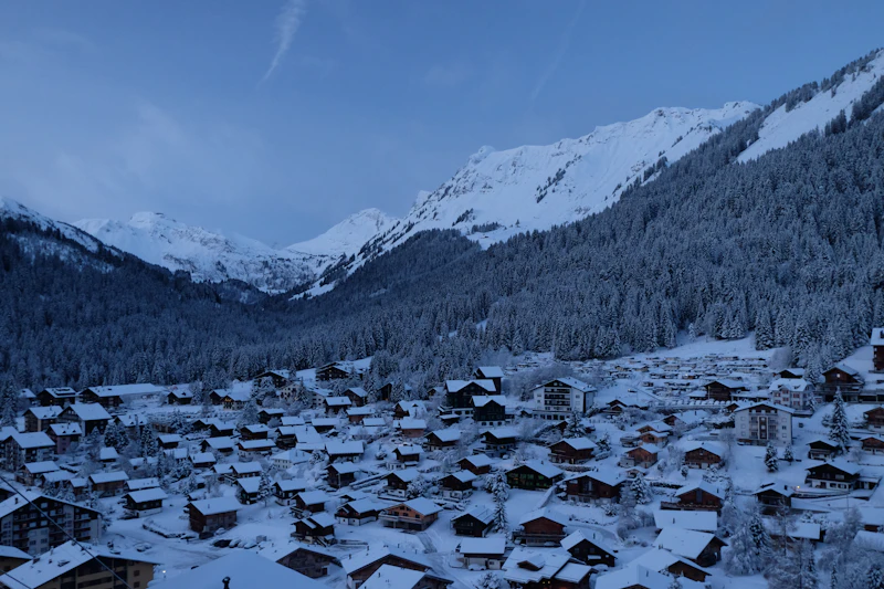Chalet suisse traditionnel en bois dans un village alpin enneigé