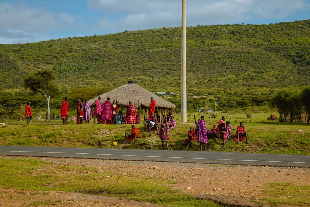 Un grupo de personas de pie frente a una cabaña