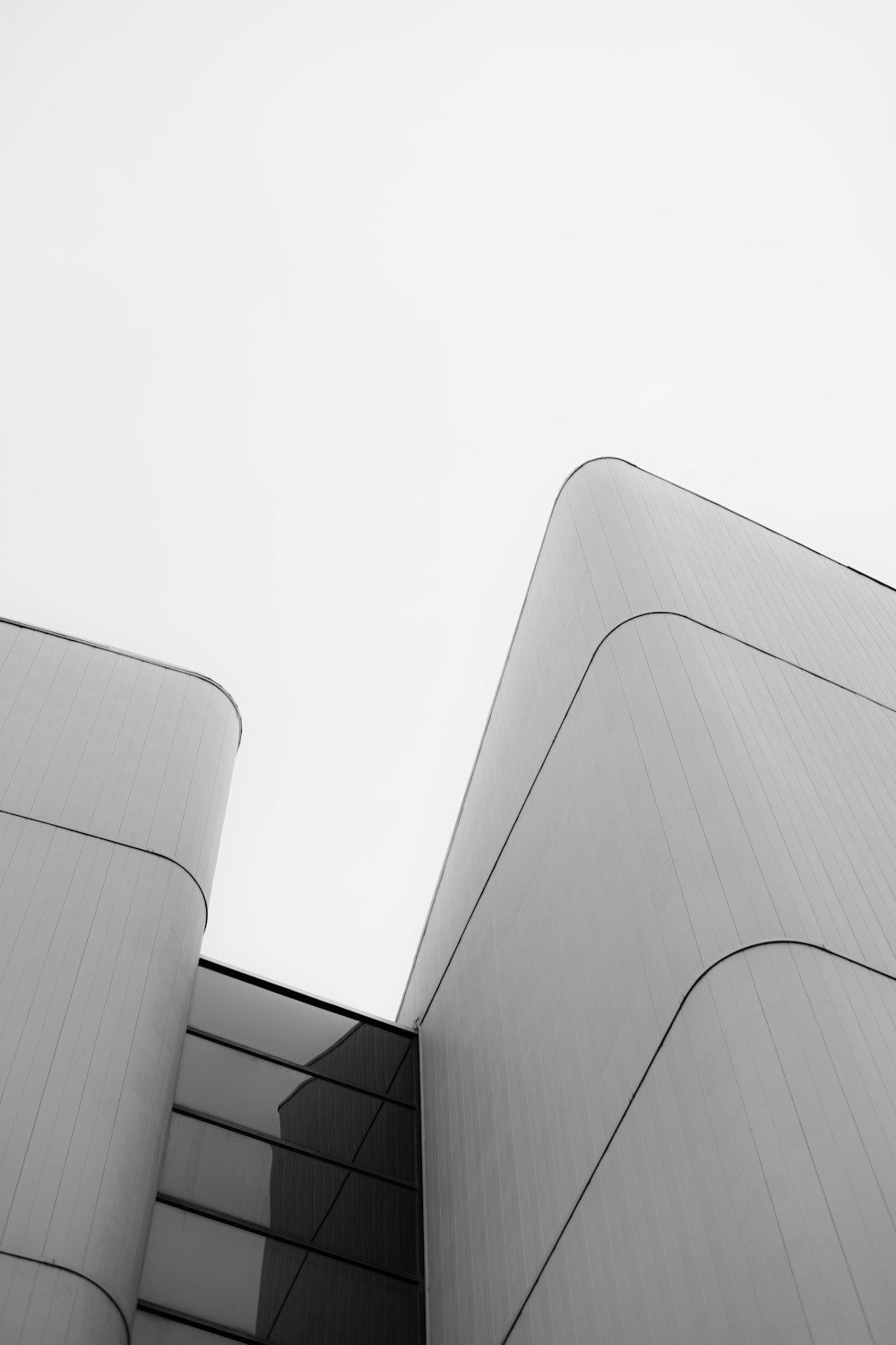 a black and white photo of a building