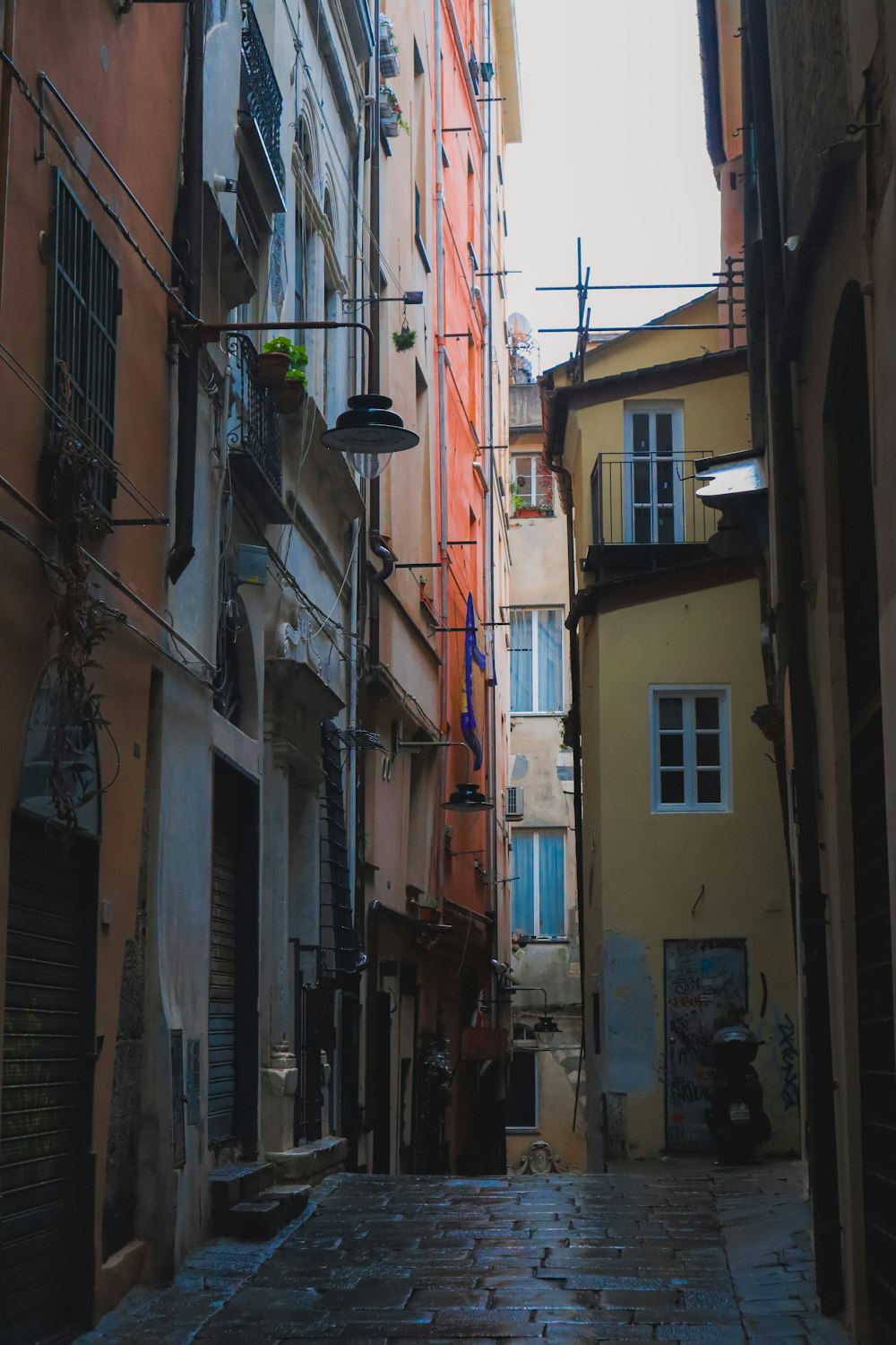 a narrow alleyway with a few buildings on either side