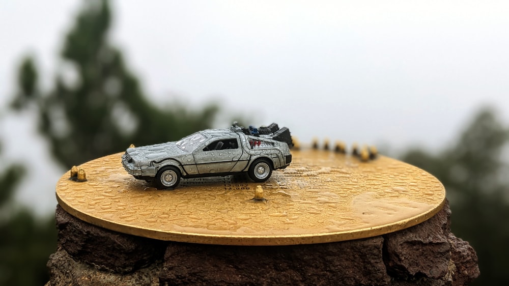 une petite voiture posée sur une table en bois