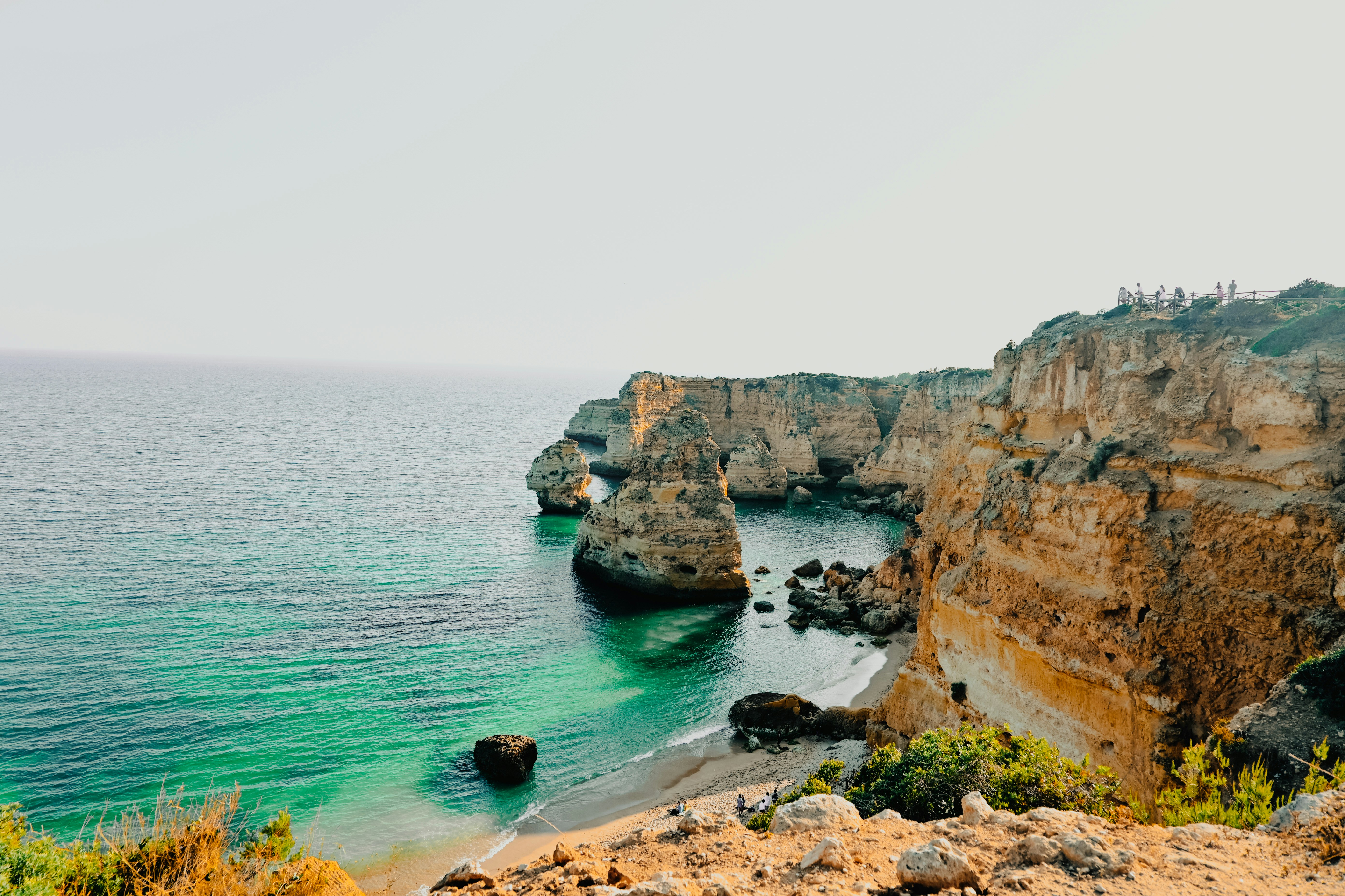 une vue sur l’océan depuis une falaise