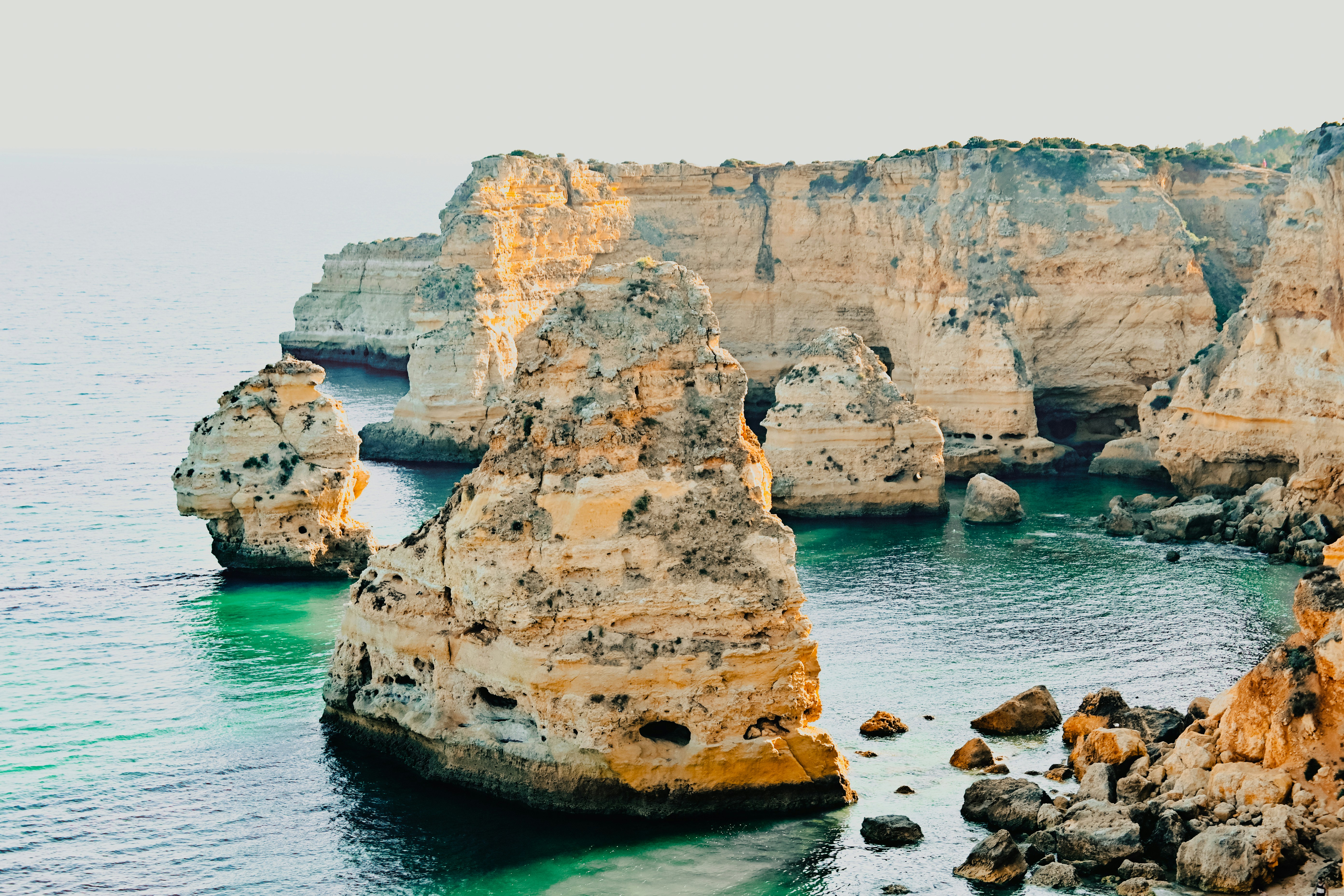 une grande étendue d’eau entourée de rochers