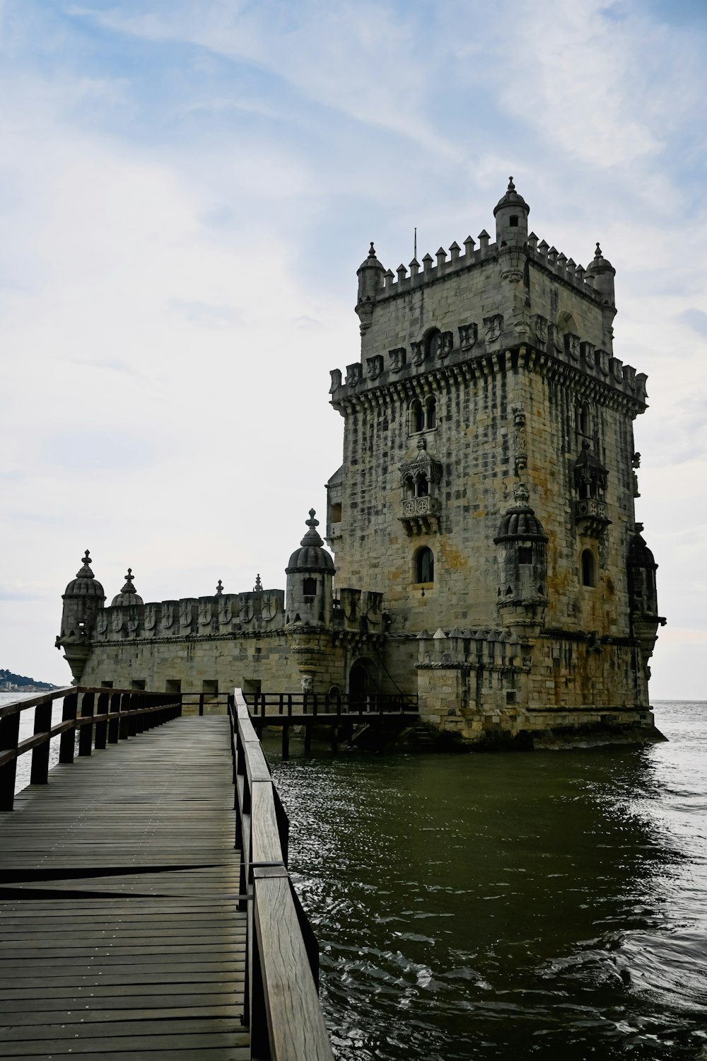 Un gran castillo asentado sobre un cuerpo de agua