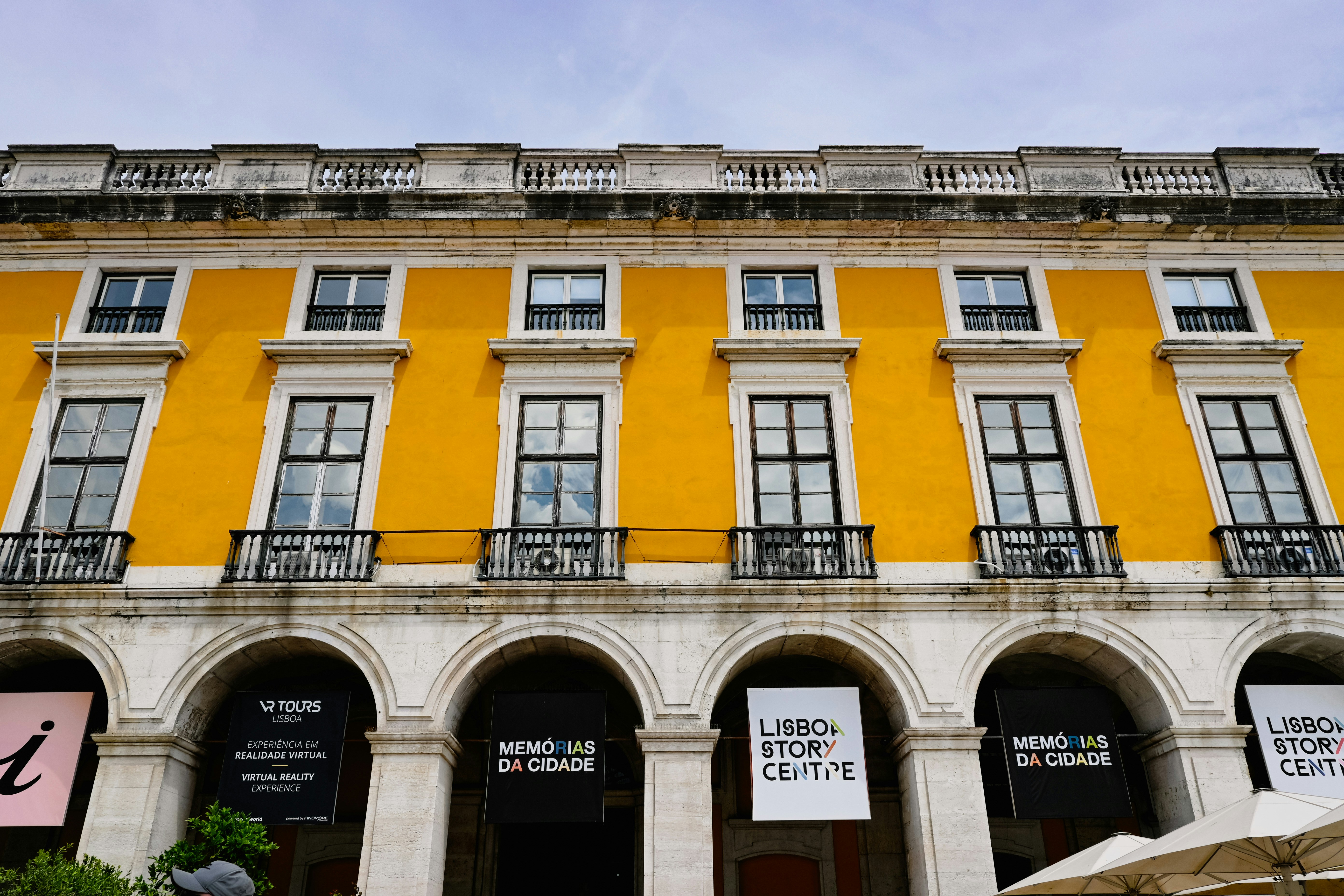 Ein großes gelbes Gebäude mit vielen Fenstern