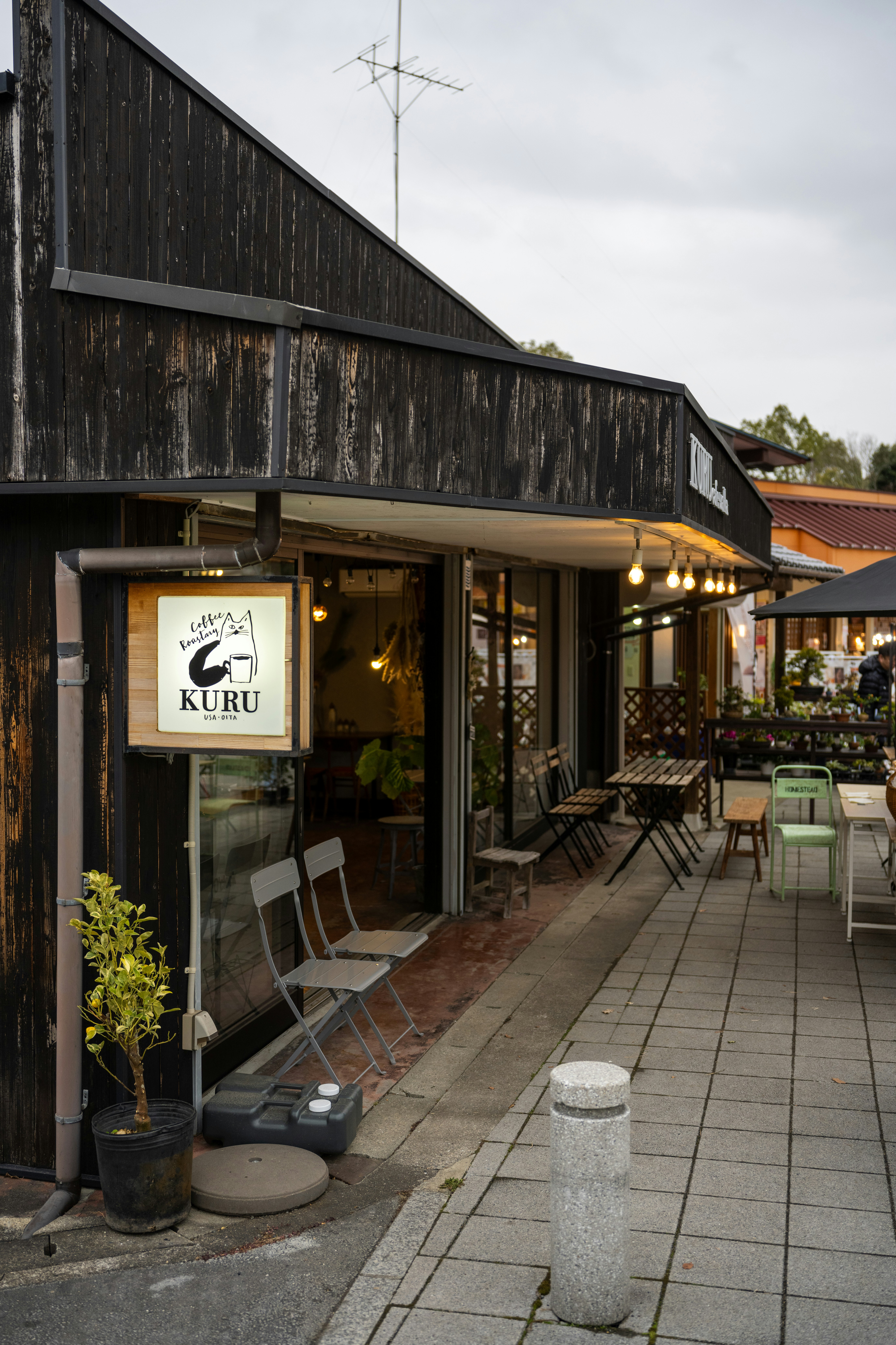 外に椅子とテーブルが置かれた店先