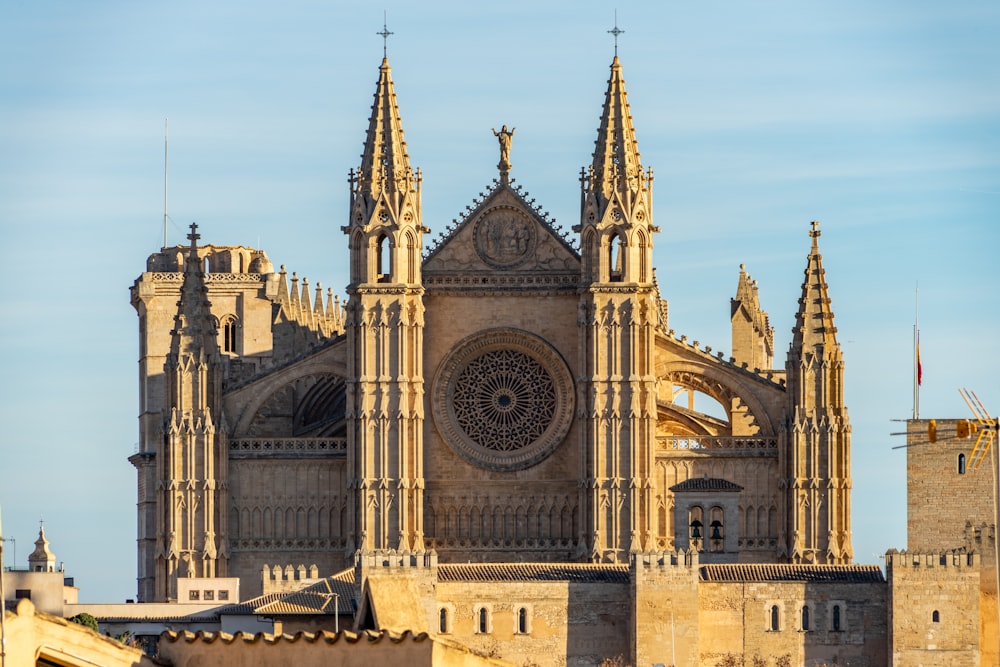 une grande cathédrale avec une horloge sur le devant