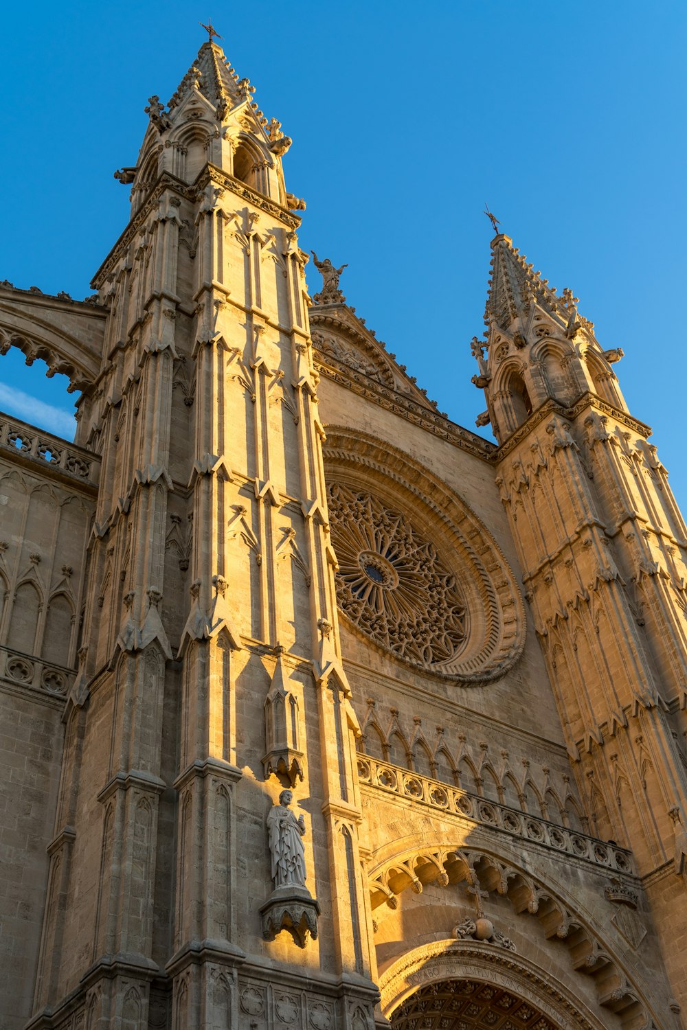 une grande cathédrale avec une horloge sur le devant