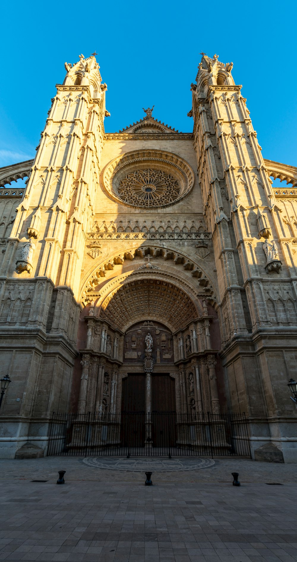 une grande cathédrale avec une horloge sur le devant