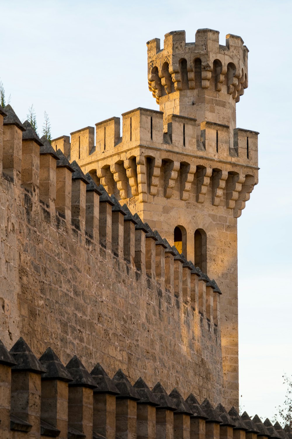 una estructura similar a un castillo con un reloj en la parte superior