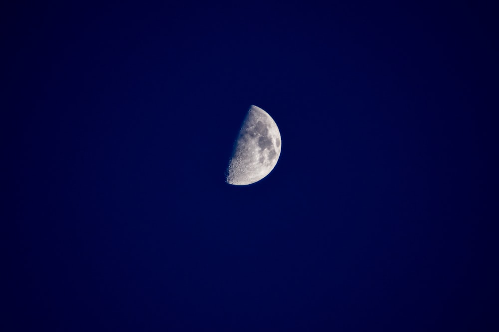 uma meia lua em um céu azul escuro