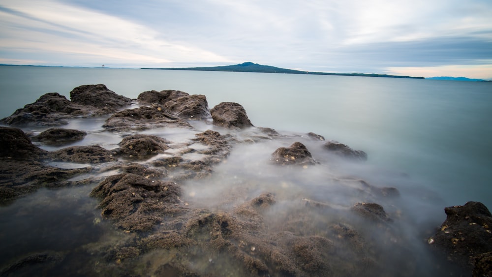 Un cuerpo de agua que tiene algunas rocas