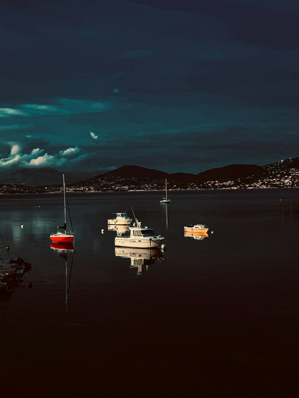 um grupo de barcos flutuando em cima de um corpo de água