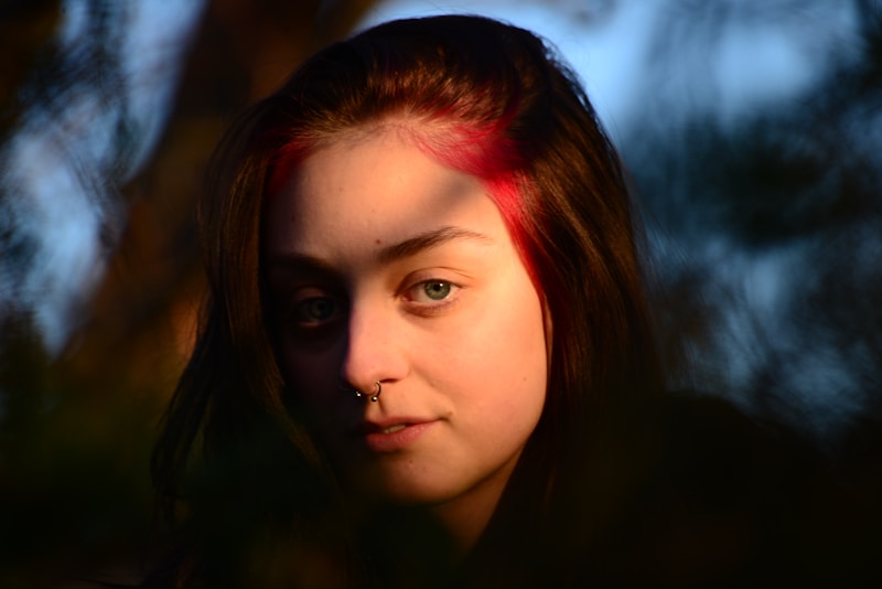 Chica con piercing y mirada intensa