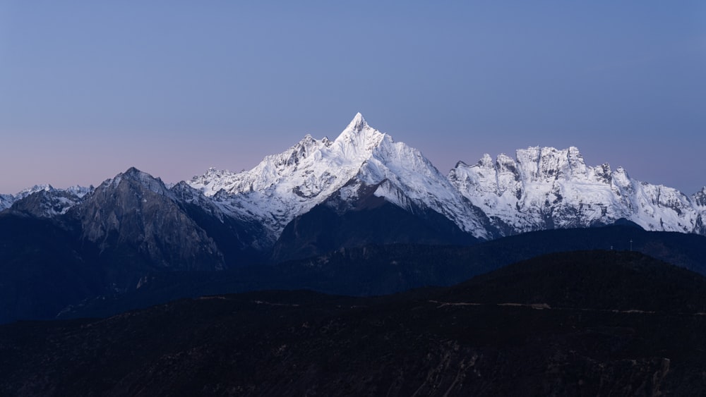 una vista di una catena montuosa con neve su di essa