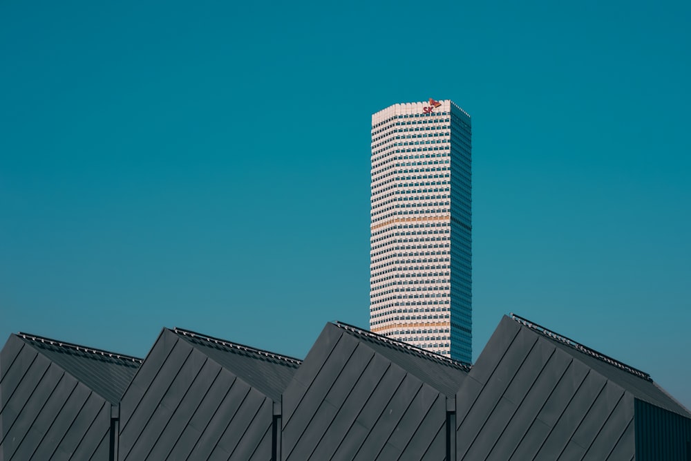 a tall building with a sky background