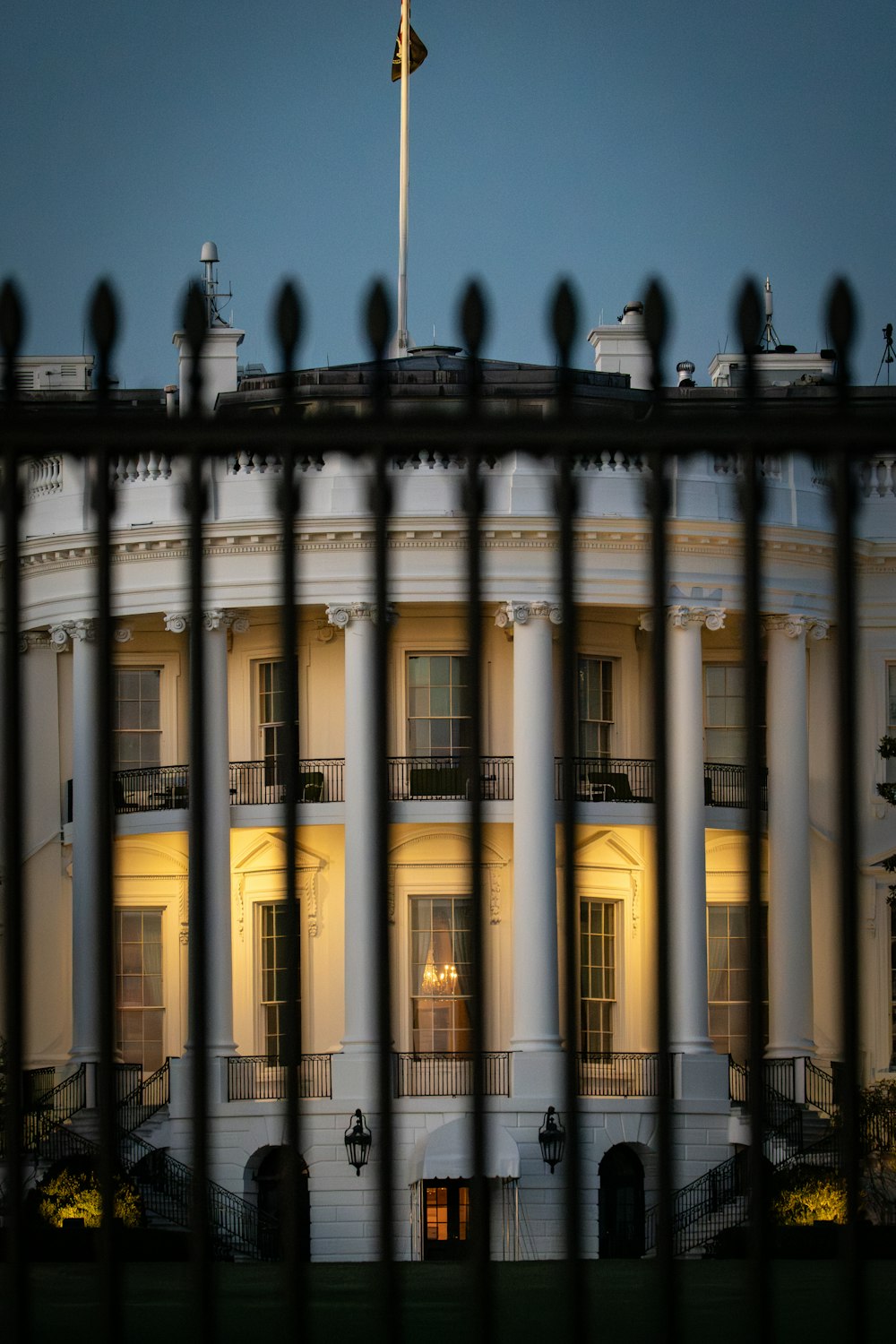 the white house is lit up at night