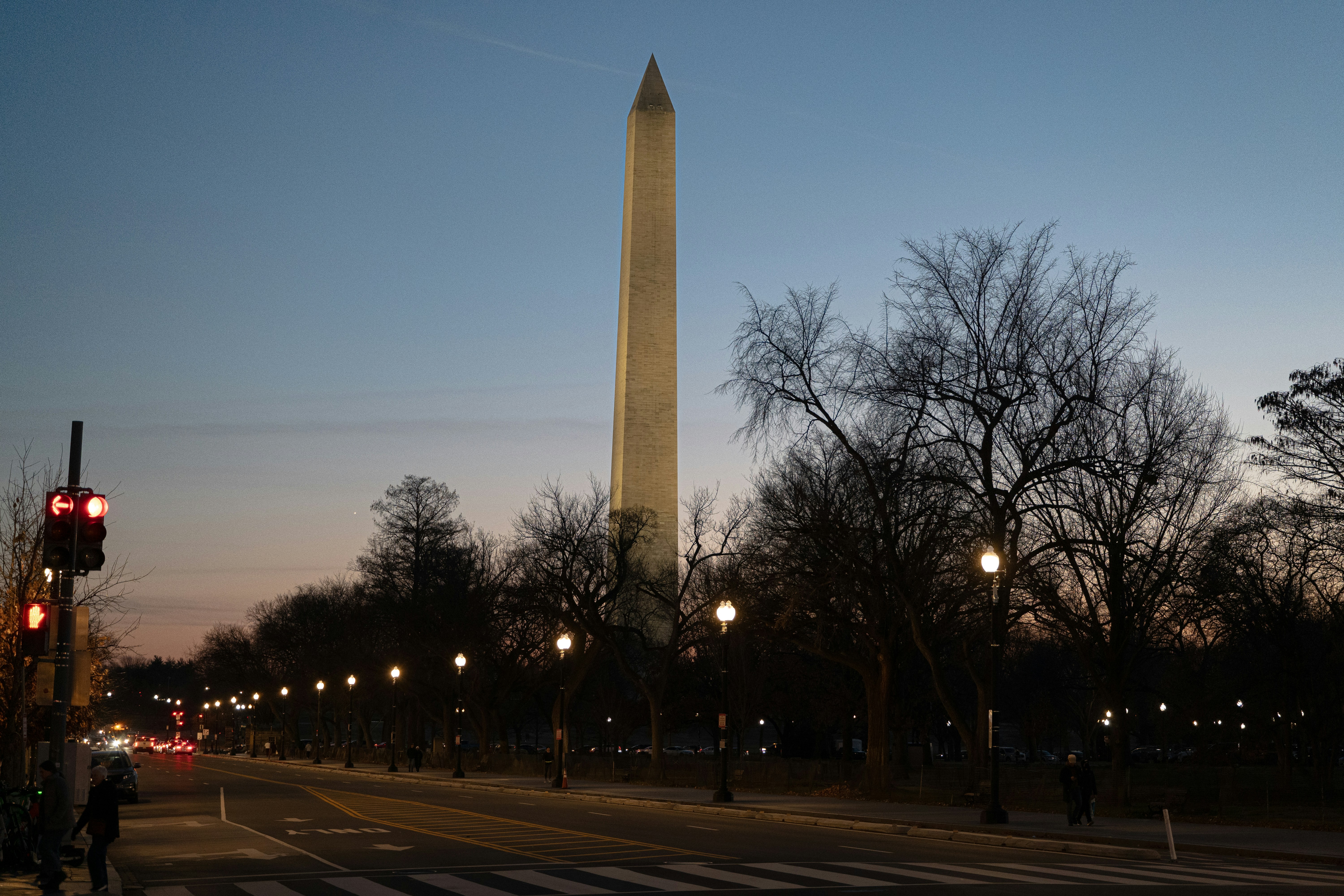the washington monument in washington dc at dusk