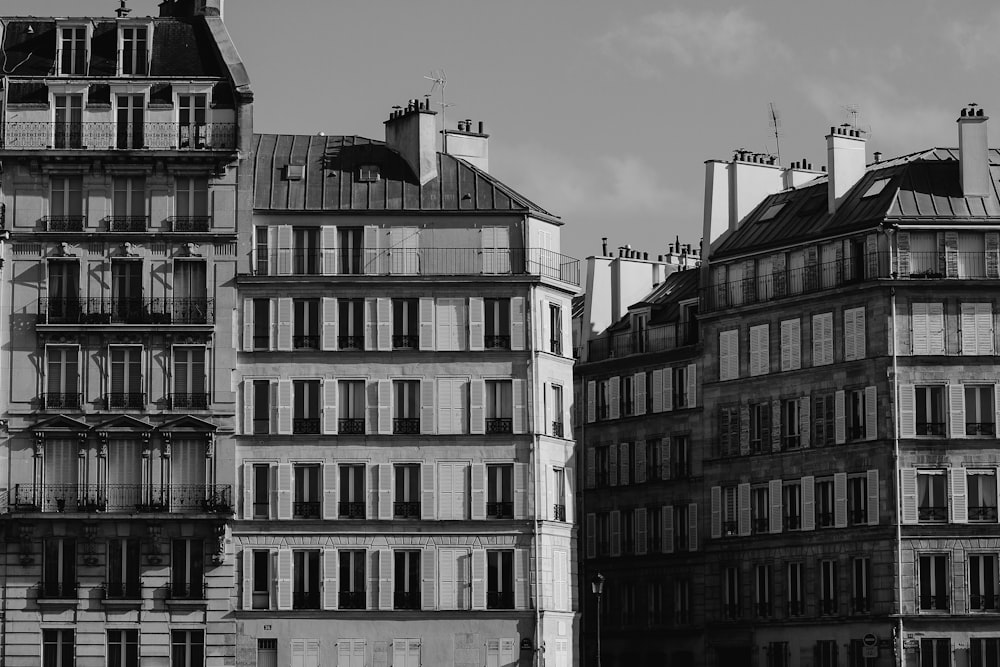 a black and white photo of some buildings