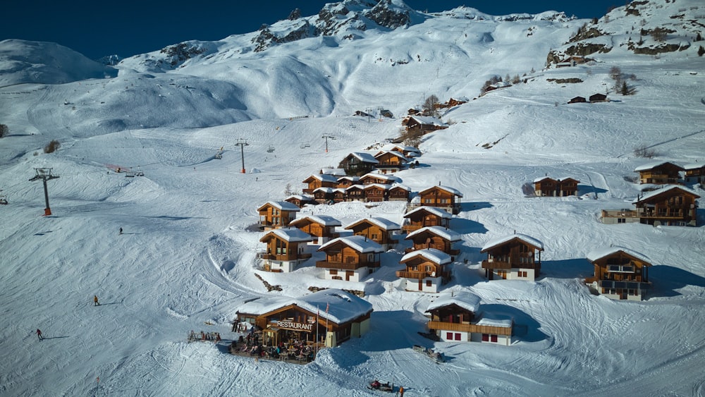 uma estação de esqui nas montanhas cobertas de neve