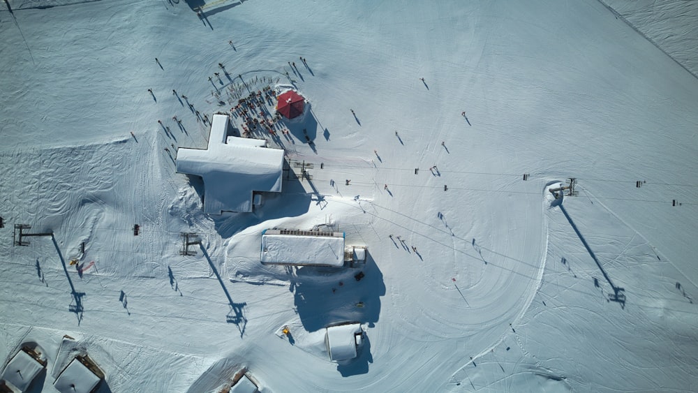 uma vista aérea de uma pista de esqui coberta de neve