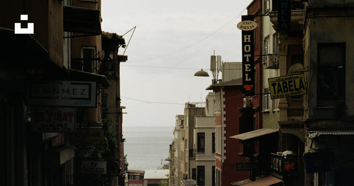 Foto zum Thema Eine Gruppe von Menschen, die eine Straße neben hohen