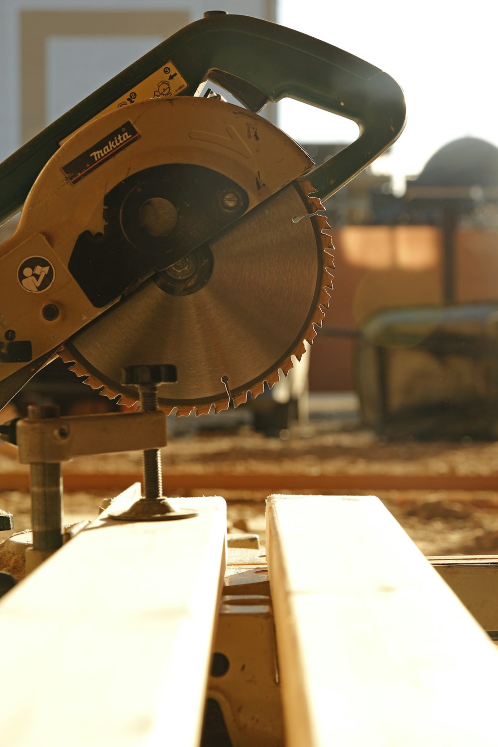 a circular saw is sitting on top of a bench