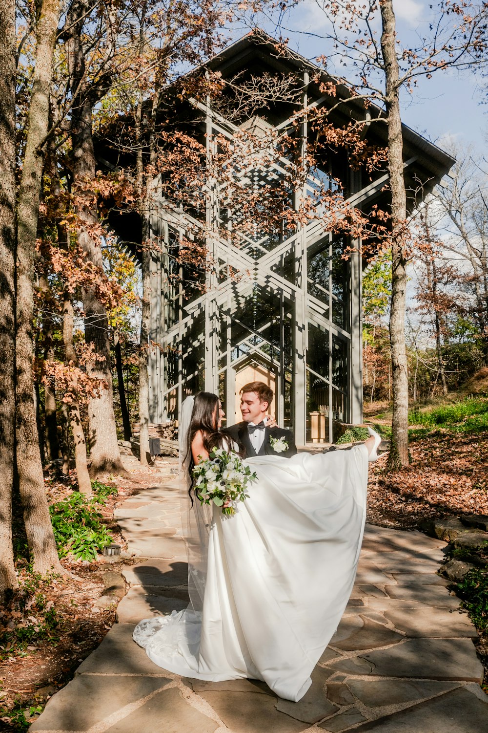 Una sposa e uno sposo posano per una foto davanti a un gazebo