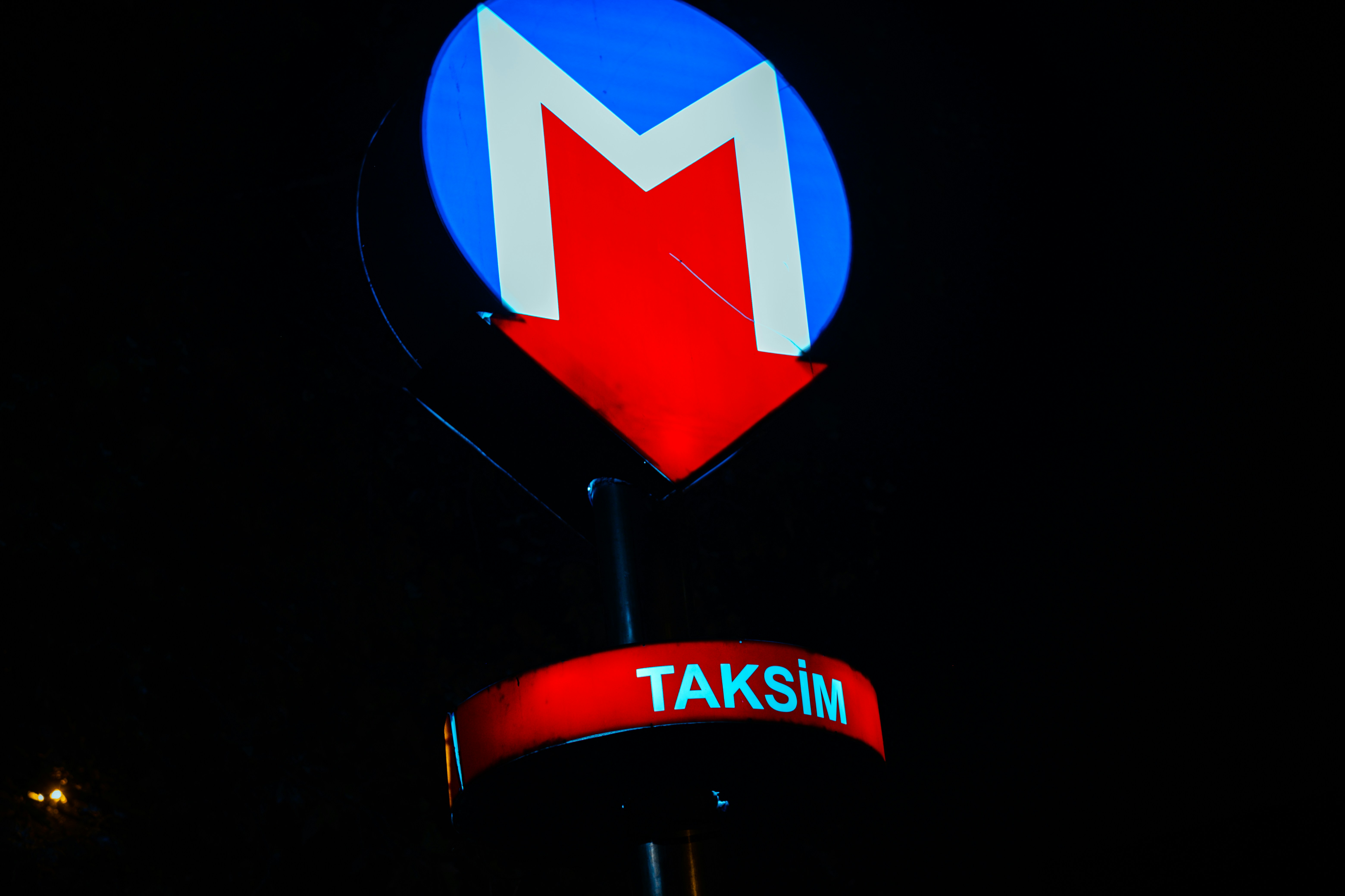 tanda merah, putih dan biru yang bertuliskan taksim