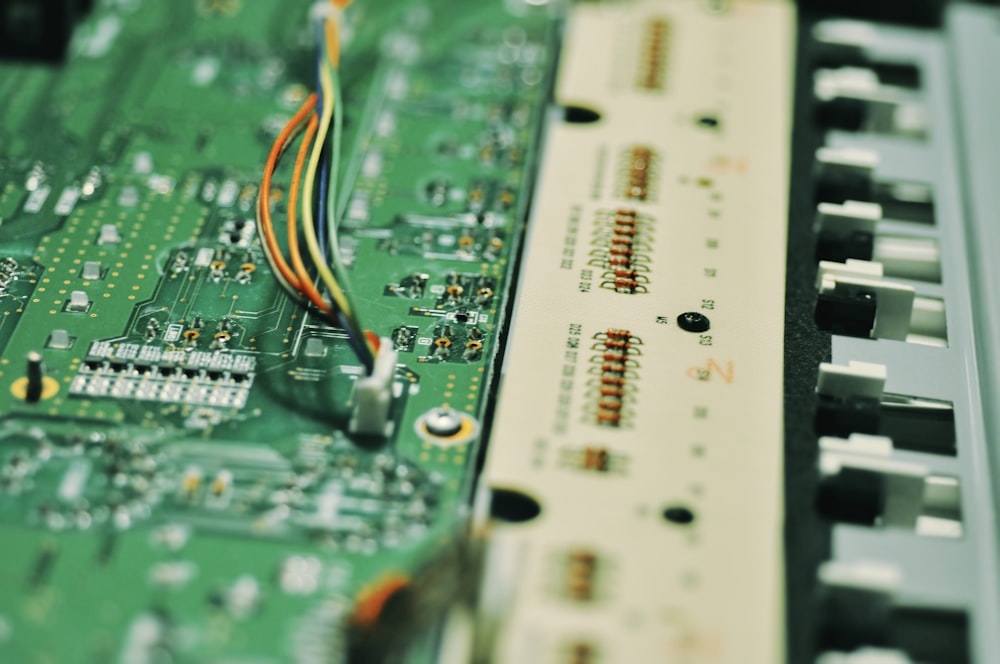um close up de uma placa de circuito com fios