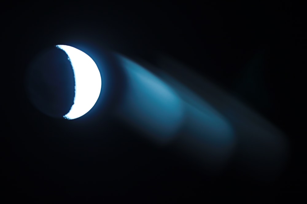 uma lua crescente vista através de uma lente de telescópio