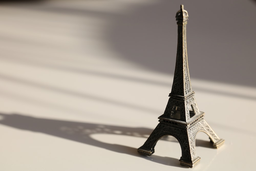 Un modello in miniatura della Torre Eiffel su un tavolo