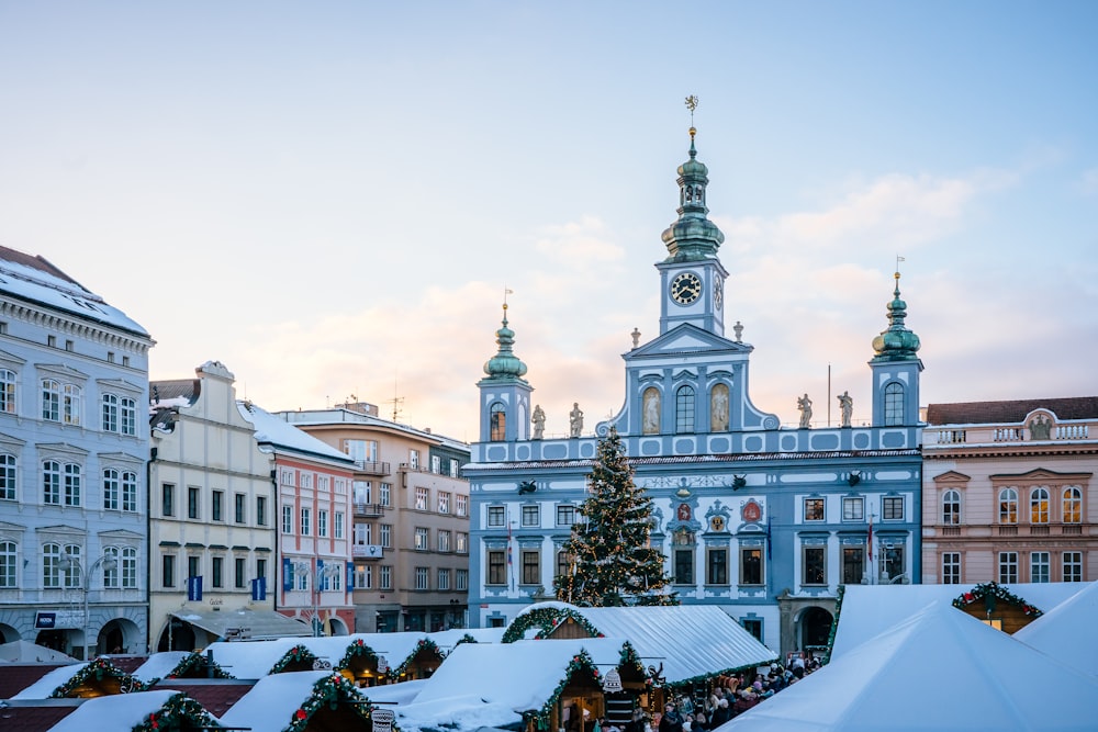 Un grand bâtiment avec un sapin de Noël devant