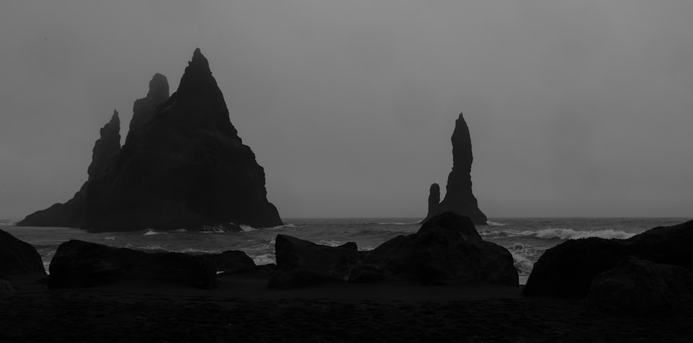 물 속의 바위 몇 개를 찍은 흑백 사진