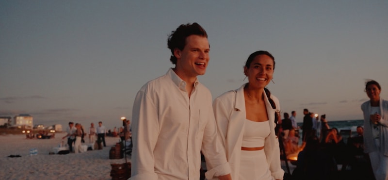 Pareja caminando por la playa