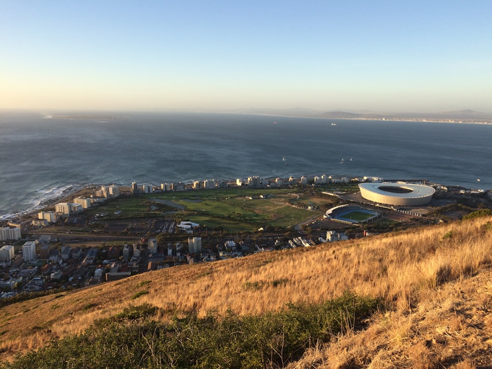 Una vista de una ciudad y el océano desde una colina
