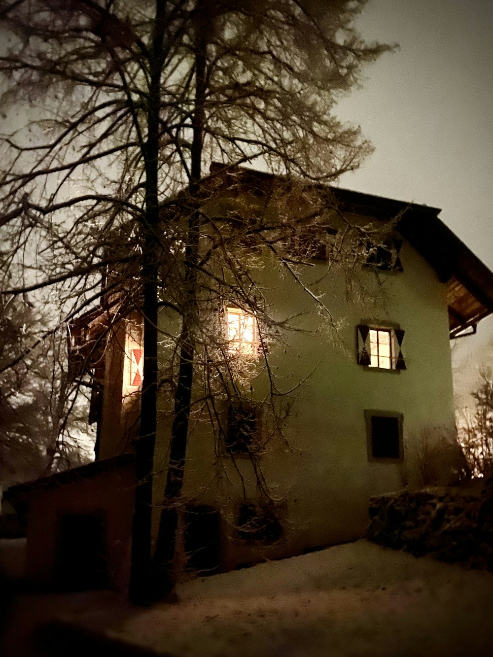 a house that is sitting in the snow