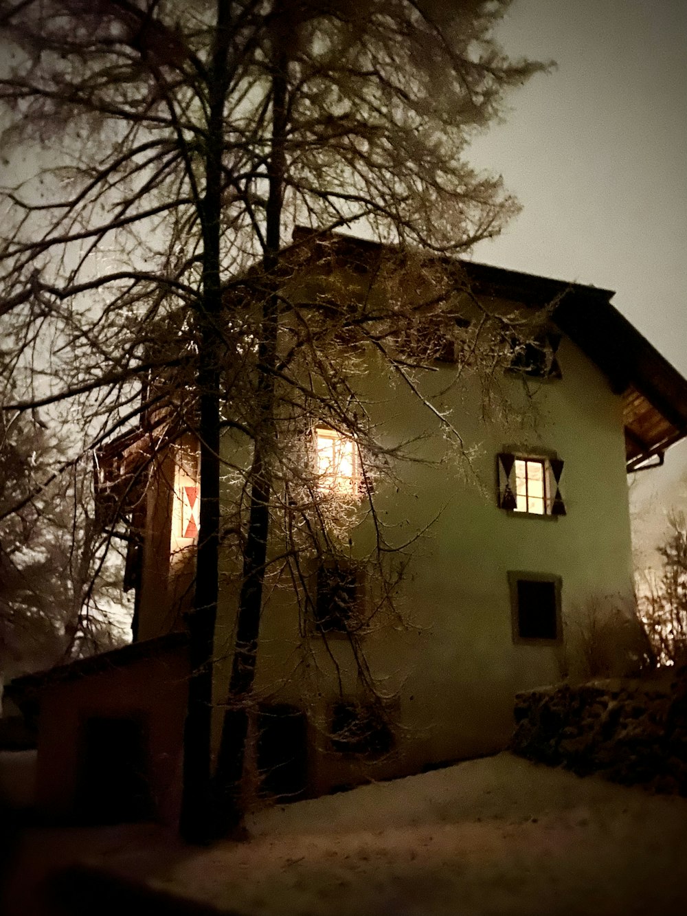 Une maison qui est assise dans la neige