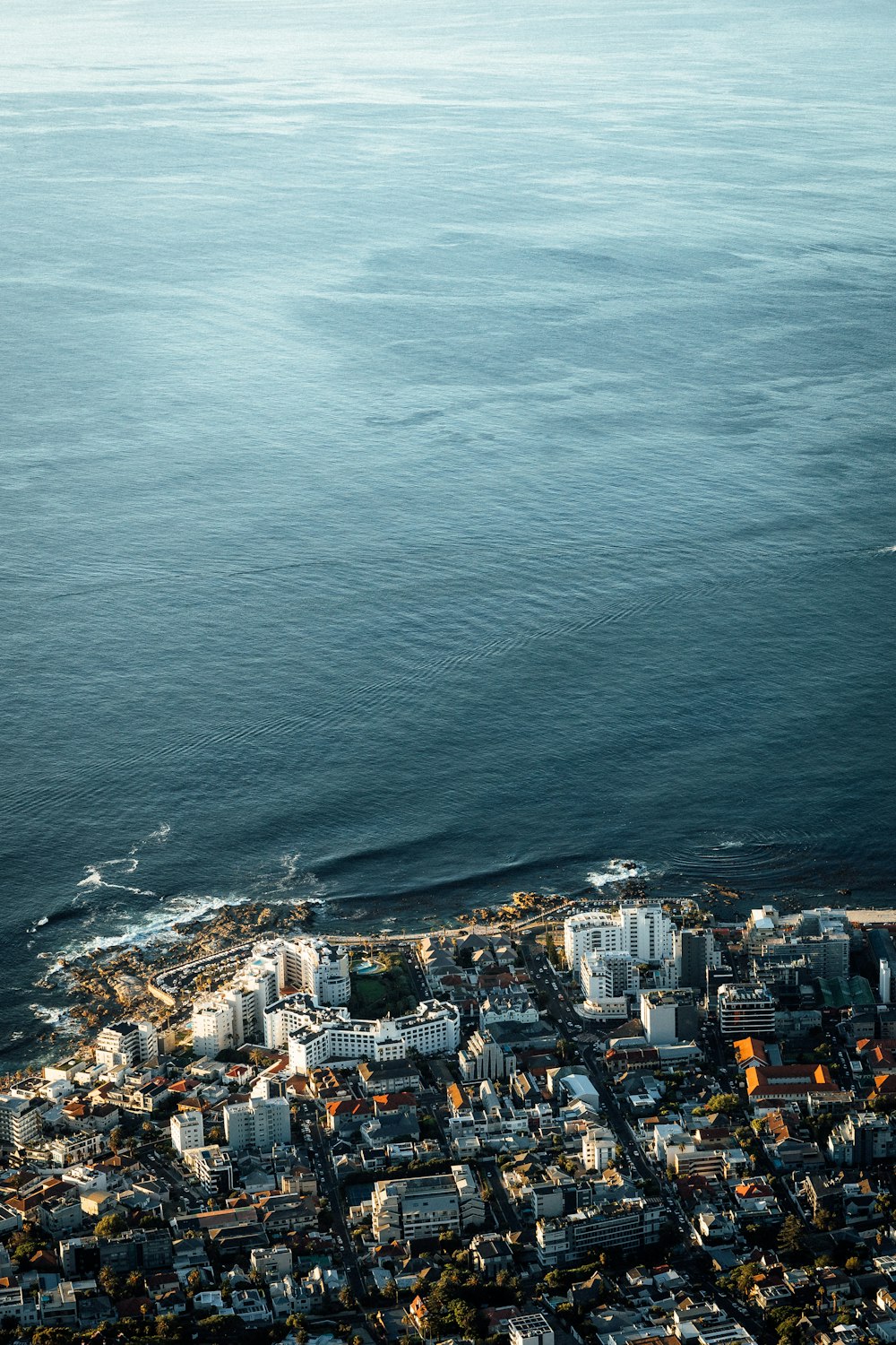 Eine Luftaufnahme einer Stadt am Meer