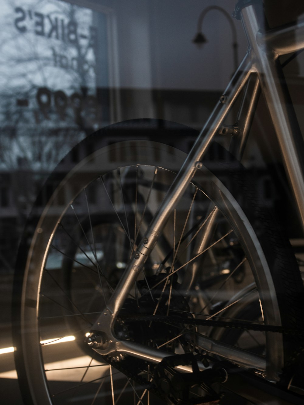 Gros plan d’un vélo dans la vitrine d’un magasin